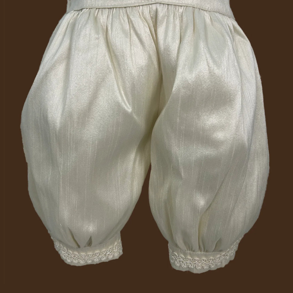 detalle pantalón bombacho bautizo niño con tirantes y pretina de pasamanería jb060h