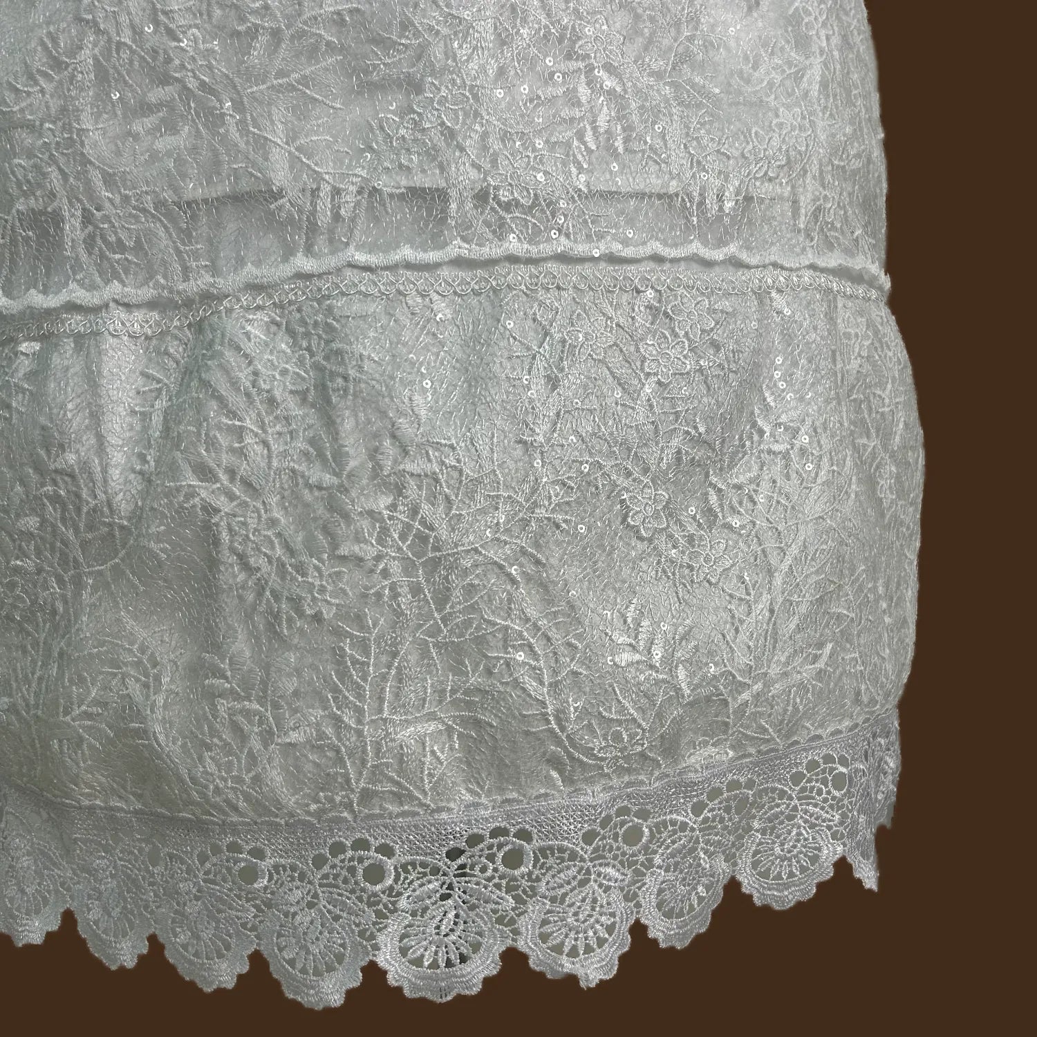 detalle guipiur scallop doble capa encaje falda desmontable ropón bautizo niña jb150m