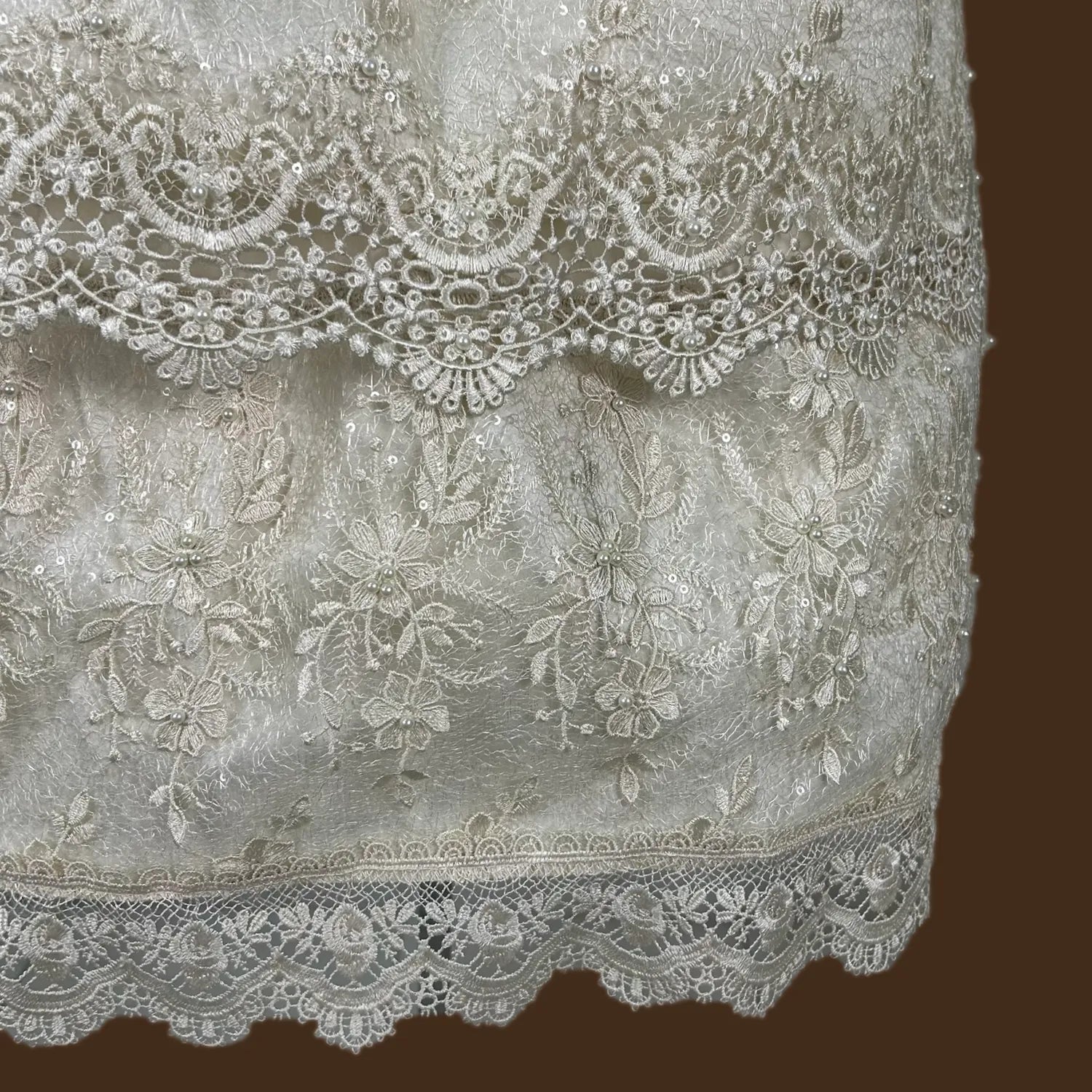 detalle guipiur grecas falda escalonada desmontable ropón bautizo niña encaje hojas jb153m