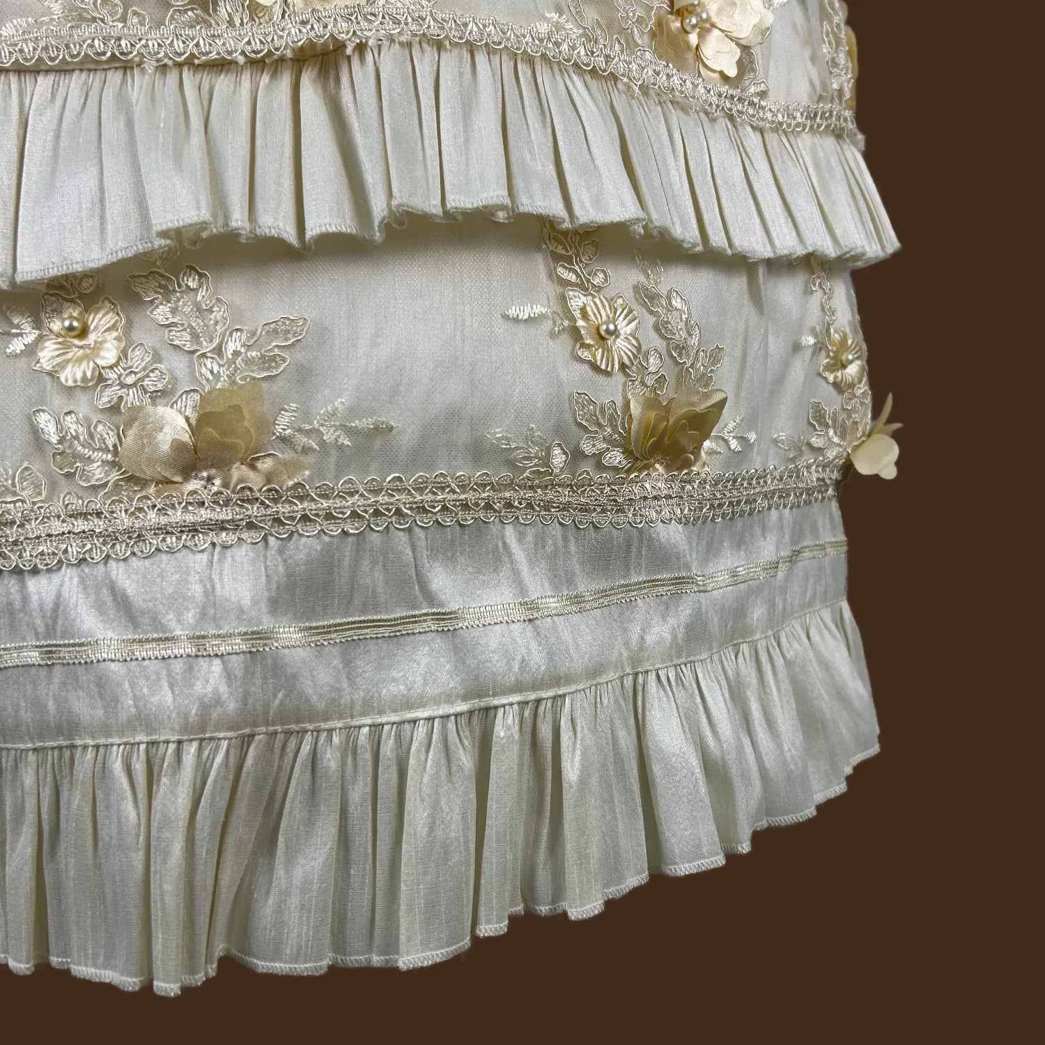 detalle acabado volantes escalonados ropón bautizo niña desmontable flores 3d jb067m