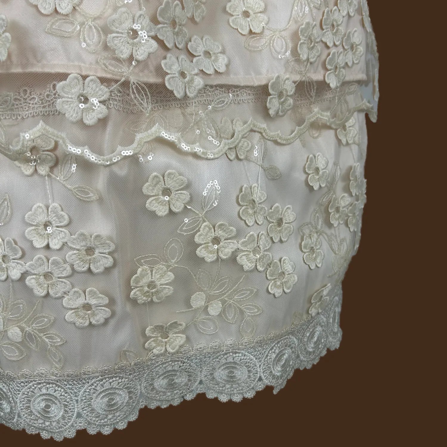 detalle guipiur acabado falda desmontable ropón bautizo niña tafeta flores appliqué jb128m