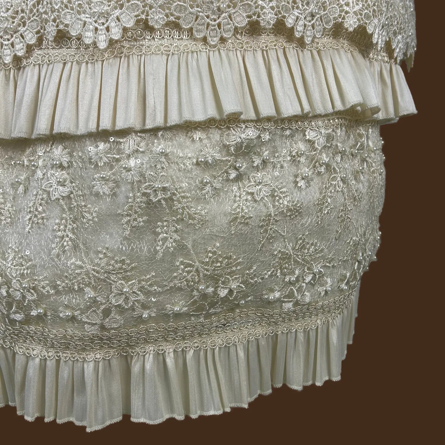 detalle acabado volantes escalonados lisos ropón bautizo niña tul floral perlas jb120m