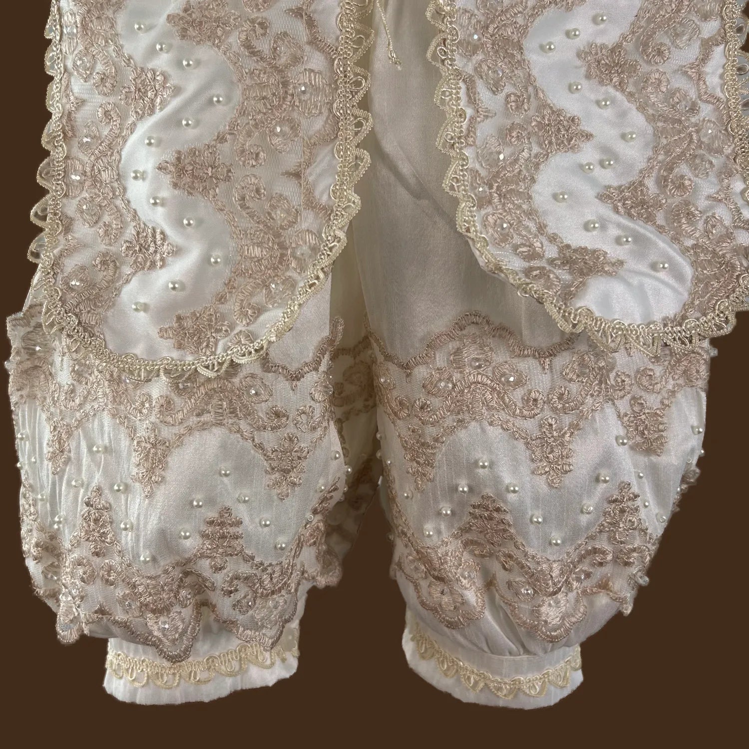 detalle pantalón ropón bautizo niño con tiras bordadas pasamanería y cristales jb1516h