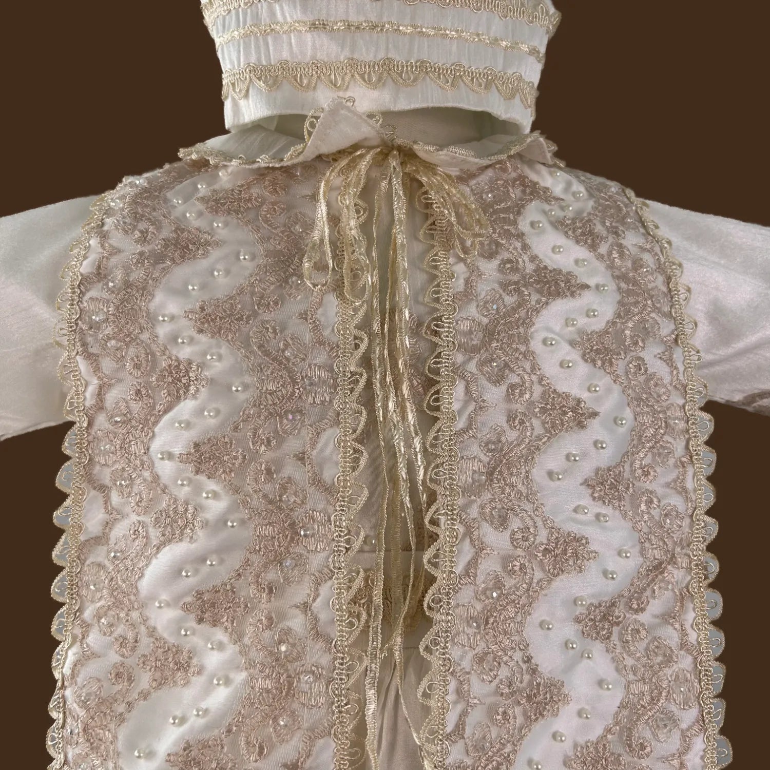 detalle pecho ropón bautizo niño estola con cristales y perlas bordados a mano jb1516h