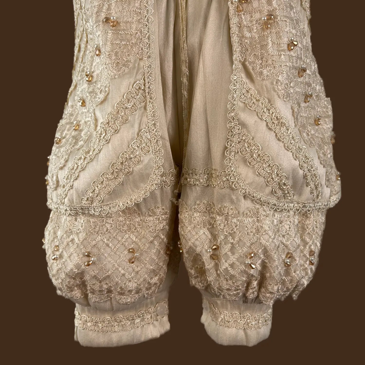 detalle pantalón ropón bautizo niño príncipe con tiras bordadas y cristales jb1519h