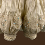 detalle pantalón ropón bautizo niño príncipe con tiras bordadas y pedrería jb1508h