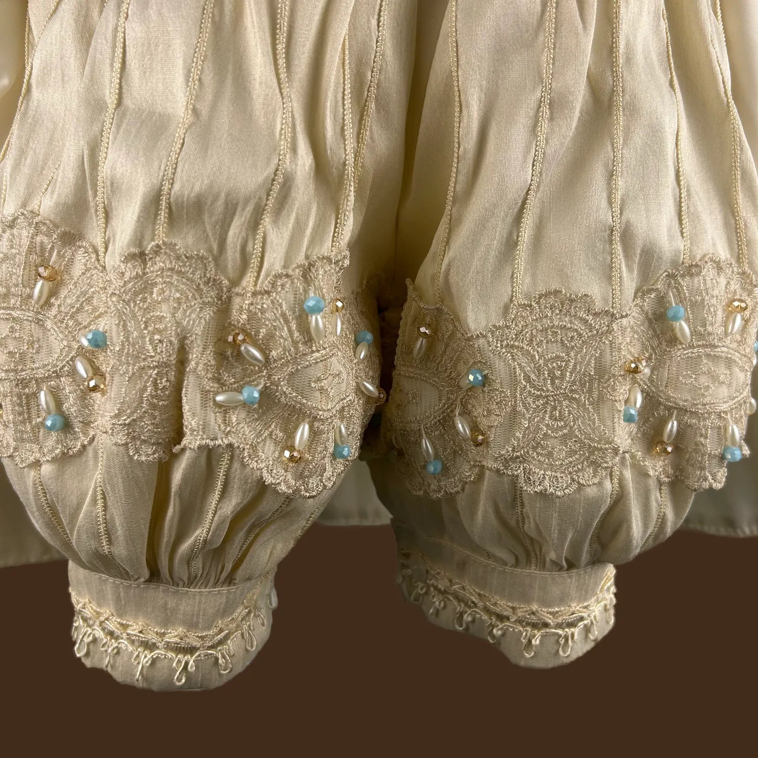 detalle pantalón ropón bautizo niño príncipe con tiras bordadas y pedrería jb1508h