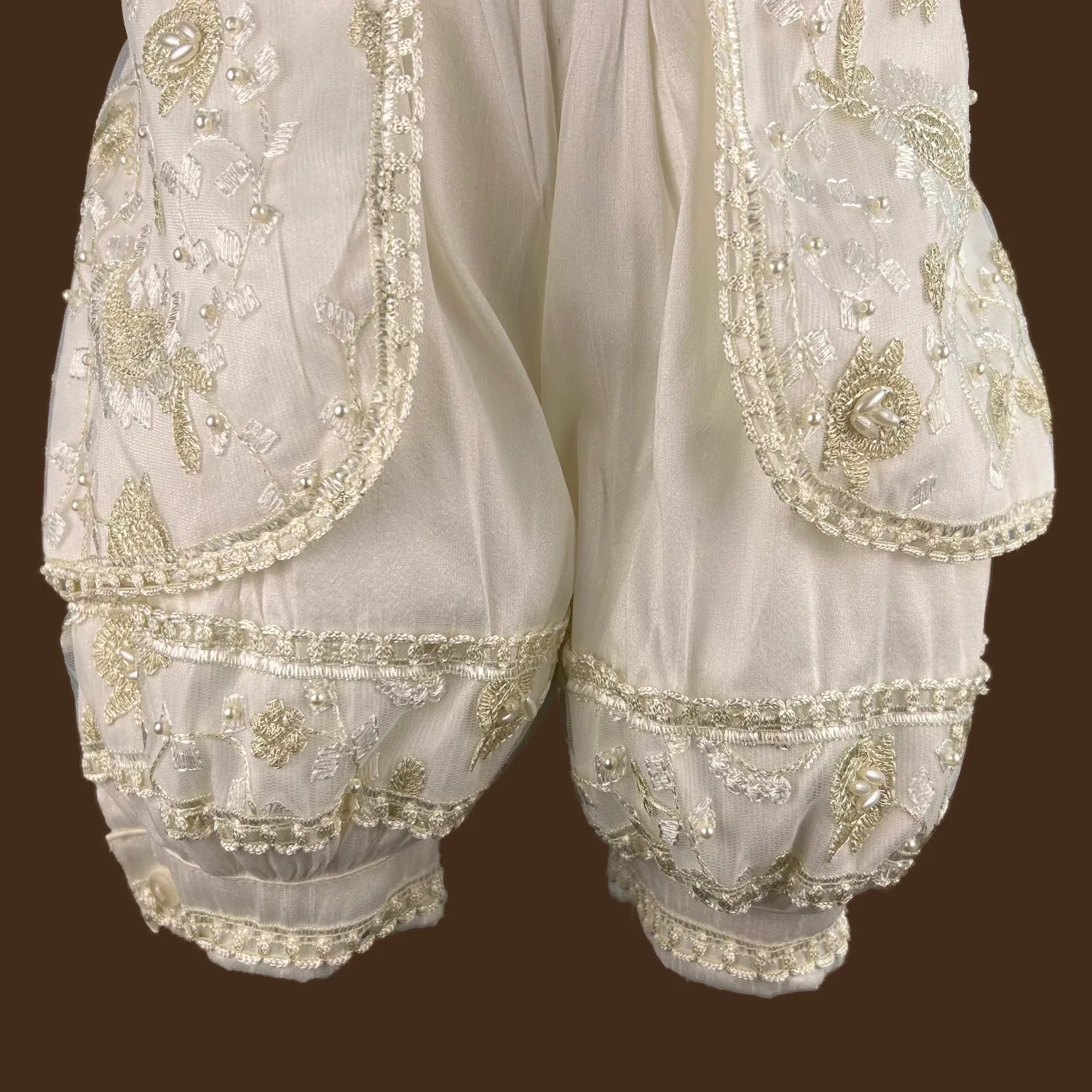 detalle pantalón ropón bautizo niño príncipe con perlas y tul bordado jb083h